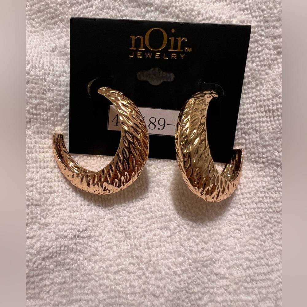 Noir gold colored hoop earrings